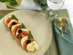 Keto taksu caprese salad