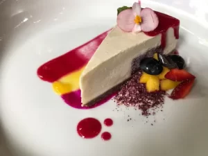 Raw cranberry cheesecake